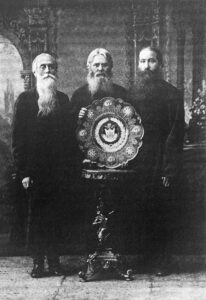 Г.М. Прянишников (слева) среди городецких старообрядцев